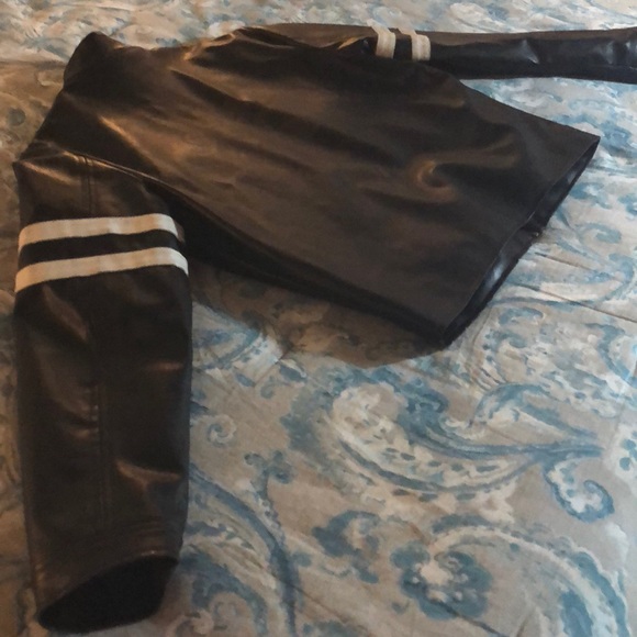 Leather jacket/cross on the back - Picture 5 of 8